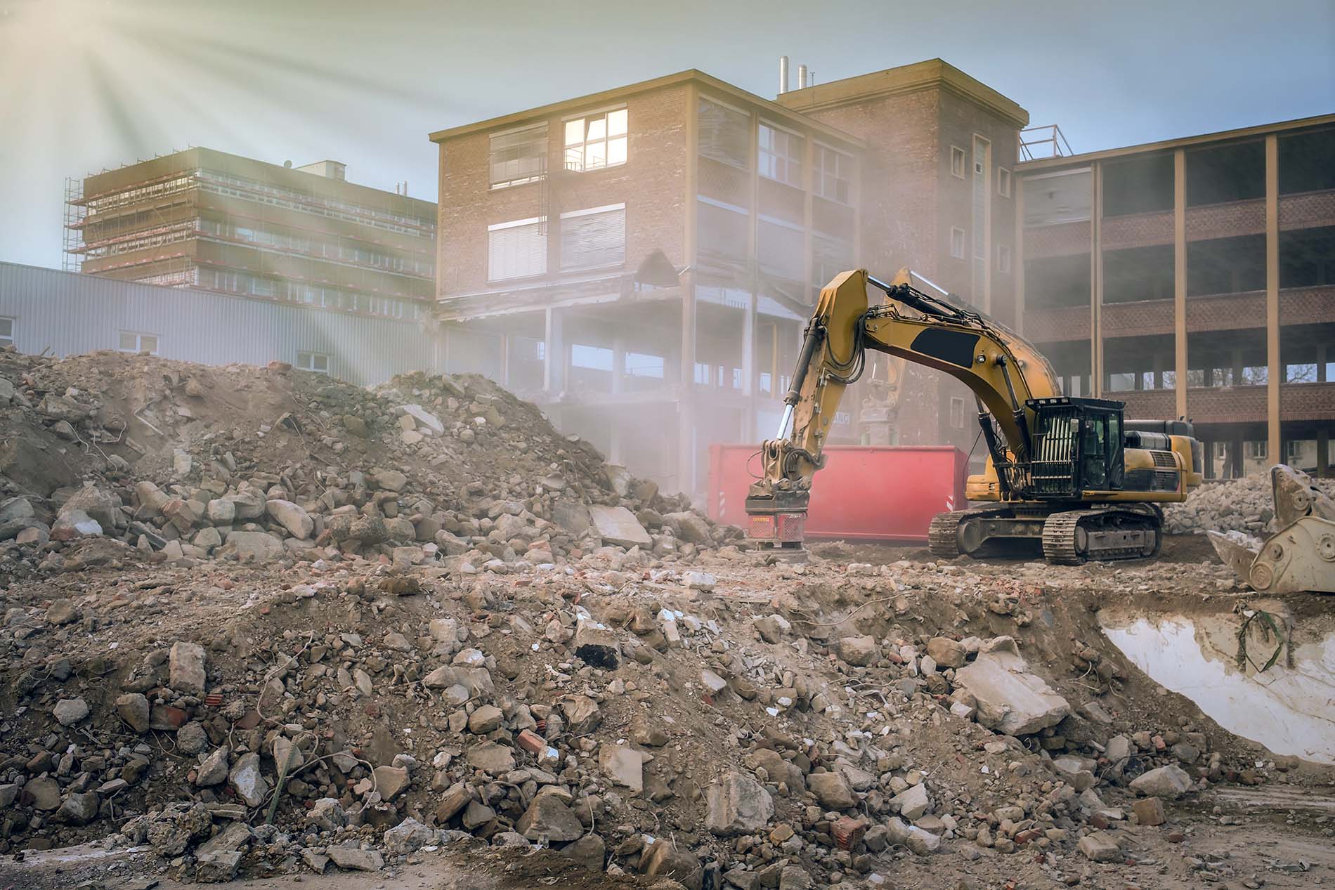 Bagger auf Baustelle mit Schutt