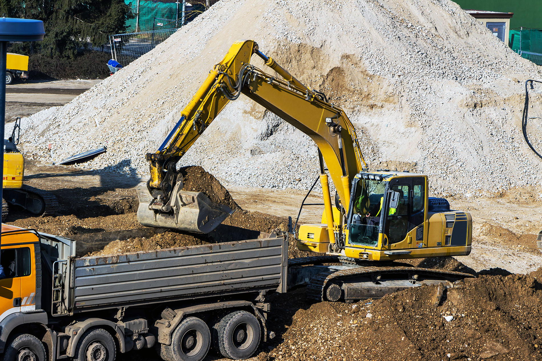 Bagger auf Baustelle bei Erdarbeiten